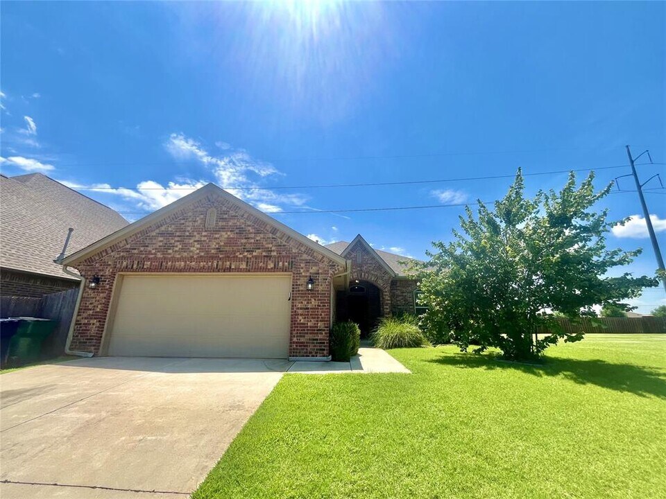 2408 NW 193rd St in Edmond, OK - Building Photo