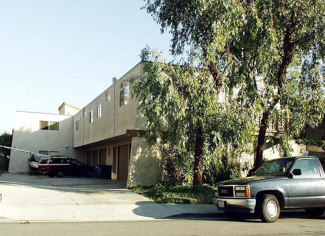 16942 Lynn St in Huntington Beach, CA - Foto de edificio - Building Photo