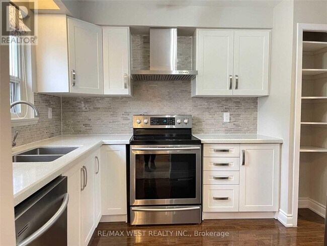 437 Silverstone Dr in Toronto, ON - Building Photo - Building Photo