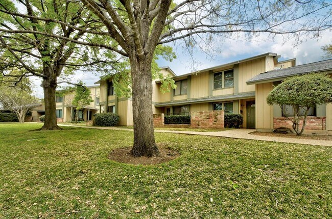 903 W Village Ln in Austin, TX - Foto de edificio - Building Photo