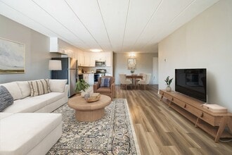 Eagle Rock Apartments at MetroWest in Framingham, MA - Foto de edificio - Building Photo