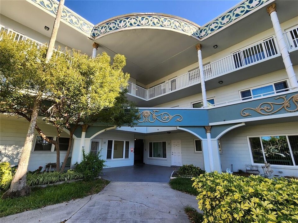 2380 World Pkwy Blvd in Clearwater, FL - Building Photo