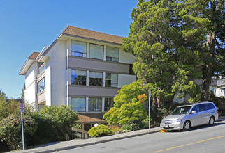 Cypress Manor in White Rock, BC - Building Photo - Building Photo