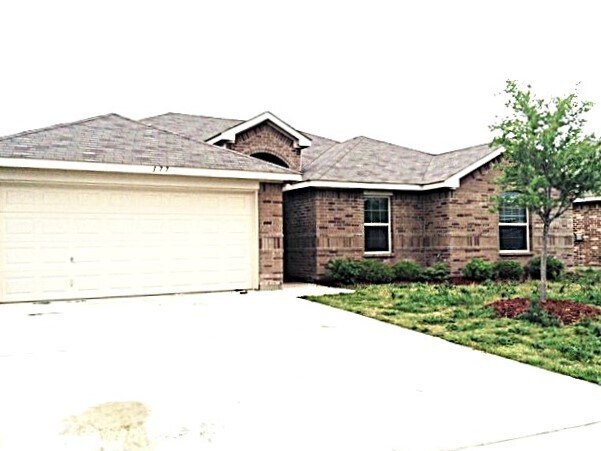 177 Adams Dr in Crowley, TX - Foto de edificio