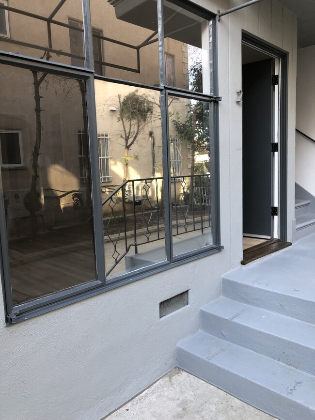 809 N Las Palmas Ave, Unit 1 in Los Angeles, CA - Building Photo - Building Photo