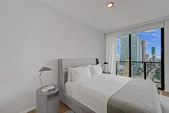 398 NE 5th St in Miami, FL - Foto de edificio - Building Photo