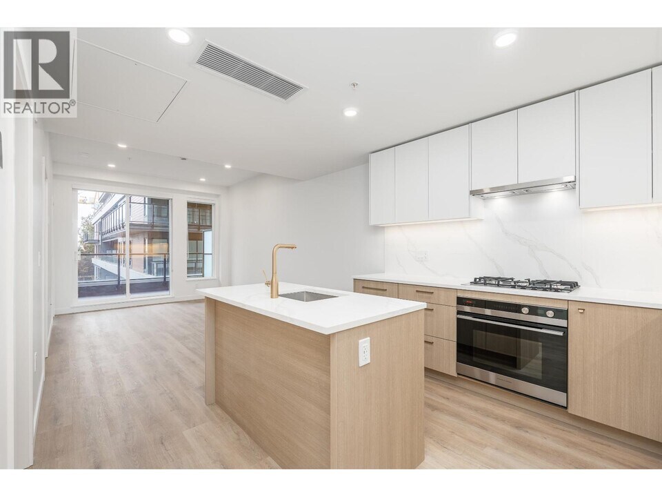 600 Rochester Ave in Coquitlam, BC - Building Photo