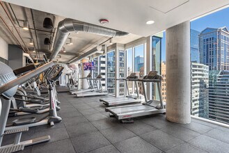 215 W Lake St in Chicago, IL - Building Photo - Building Photo