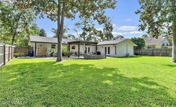 1819 W 12 Oaks Ln in Neptune Beach, FL - Building Photo - Building Photo