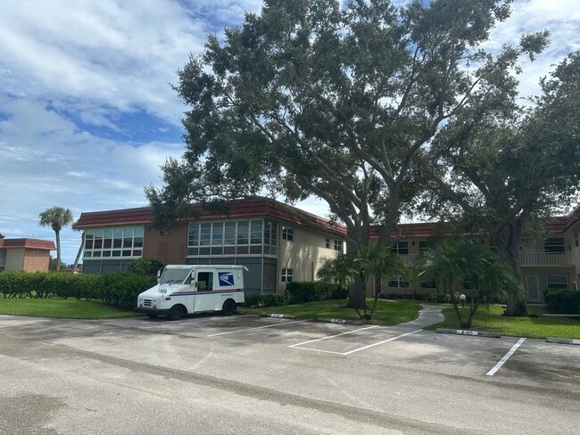 8 Vista Palm Ln in Vero Beach, FL - Building Photo - Building Photo