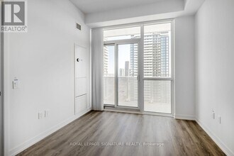 195 Commerce St in Vaughan, ON - Building Photo - Building Photo