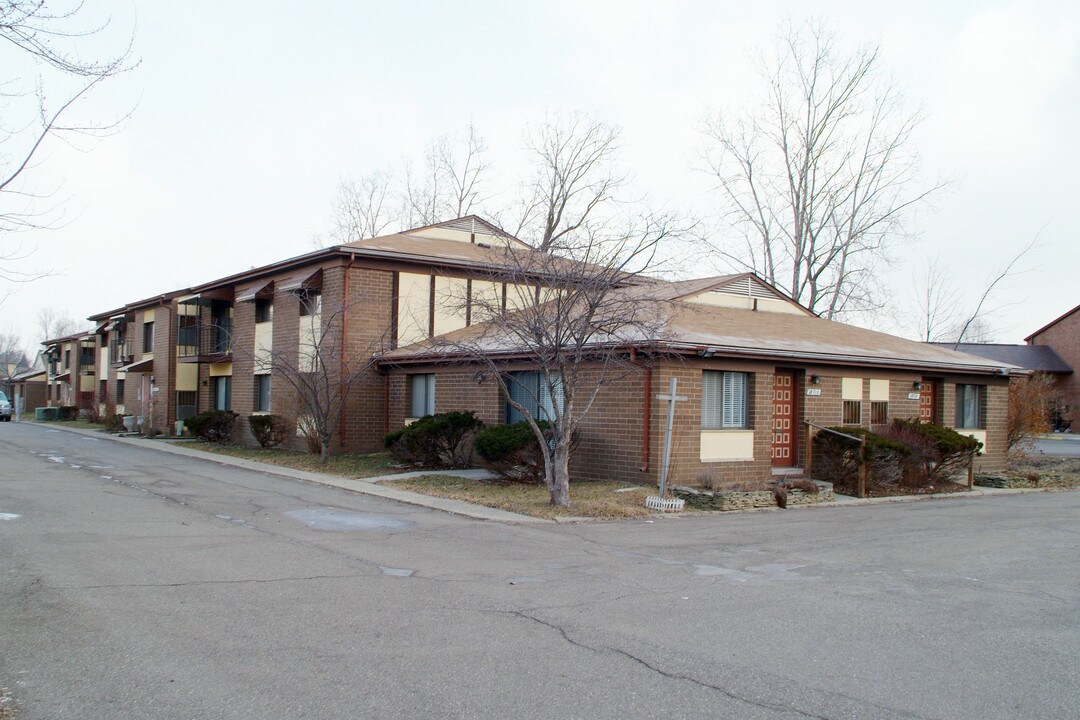 Livonia Manor Apartments in Livonia, MI - Building Photo