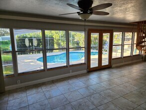 1627 Canal Ct in Tavares, FL - Foto de edificio - Building Photo