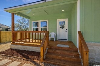 656 Skyline Dr in Bandera, TX - Foto de edificio - Building Photo