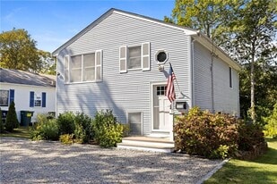 110 Winsor Ave in North Kingstown, RI - Building Photo