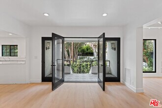 1800 Benedict Canyon Drive in Beverly Hills, CA - Building Photo - Building Photo