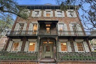 124 E Mc Donough St in Savannah, GA - Building Photo