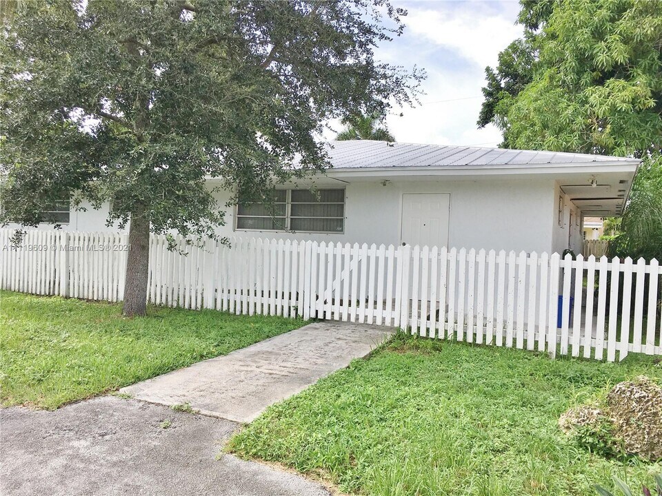 5831 SW 62nd St-Unit -- in Miami, FL - Building Photo