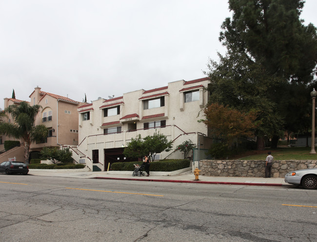 10120 Commerce Ave in Tujunga, CA - Foto de edificio - Building Photo