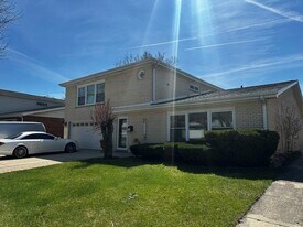 217 E Valley Ln, Unit 2nd Floor in Arlington Heights, IL - Building Photo