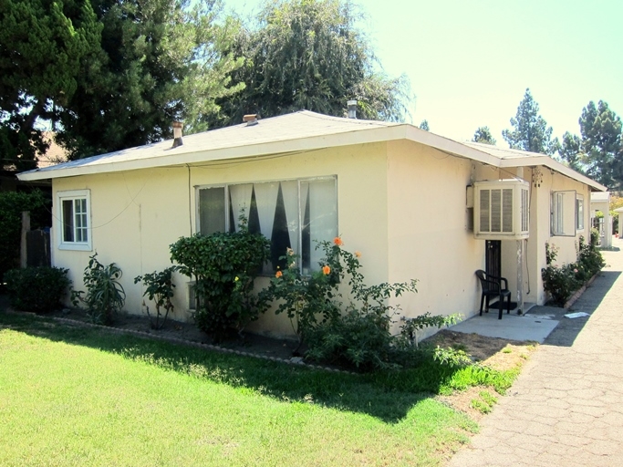 866 W Walnut Ave in Monrovia, CA - Foto de edificio