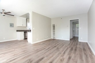 Chateau Sycamore Apartments in Los Angeles, CA - Foto de edificio - Interior Photo
