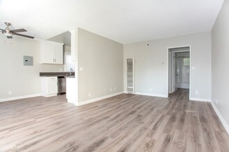 Chateau Sycamore Apartments in Los Angeles, CA - Building Photo - Interior Photo