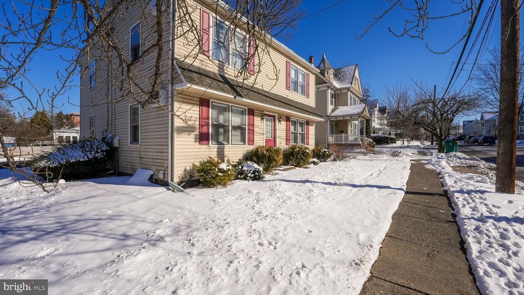 105 N Clinton St in Doylestown, PA - Building Photo