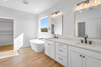 130 Homer Dr W in Kerrville, TX - Building Photo - Building Photo