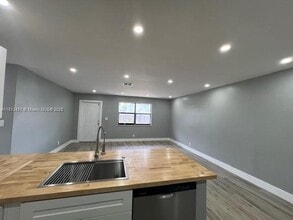 5415 NW 22nd St, Unit 5415 in Lauderhill, FL - Foto de edificio - Building Photo