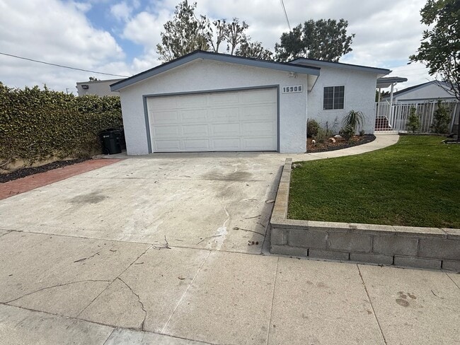 property at 15906 S Manhattan Pl