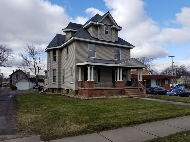 1015 S Arch Ave, Unit 1015 2nd floor in Alliance, OH - Building Photo - Building Photo