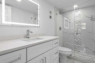 7076 Huntington Ln, Unit 7076 Huntington Lane 207 in Delray Beach, FL - Foto de edificio - Building Photo