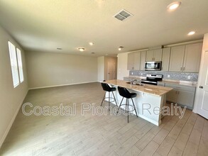 34751 Telluride Ln in Zephyrhills, FL - Building Photo - Building Photo