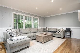 300 Locust Ln in Roslyn Heights, NY - Building Photo - Building Photo
