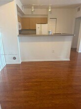 8040 N Nob Hill Rd in Tamarac, FL - Foto de edificio - Building Photo