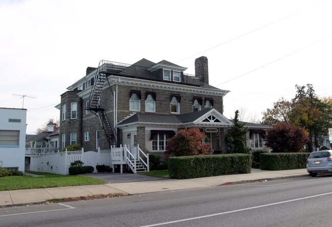 400 N Potomac St
