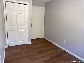 682 Old Colony Rd in Meriden, CT - Building Photo - Building Photo