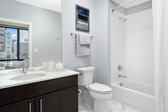 301 S Halsted St, Unit 1205 in Chicago, IL - Building Photo - Building Photo