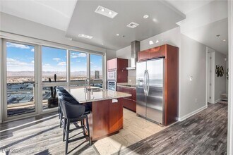 4471 Dean Martin Dr in Las Vegas, NV - Foto de edificio - Building Photo
