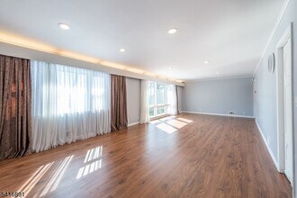 18 Devon Dr in West Orange, NJ - Building Photo - Building Photo