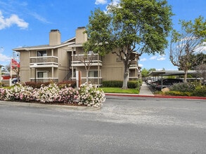 Cypress Landing in Salinas, CA - Foto de edificio - Building Photo