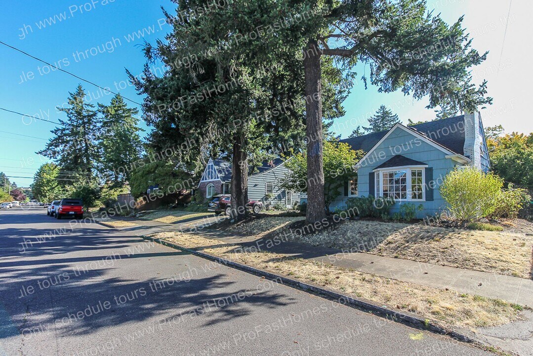 1612 NE 62nd Ave in Portland, OR - Building Photo