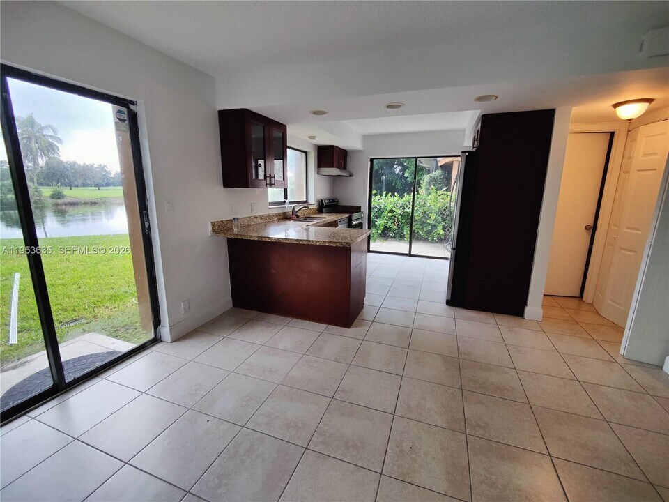 181 Wimbledon Lakes Dr in Plantation, FL - Building Photo