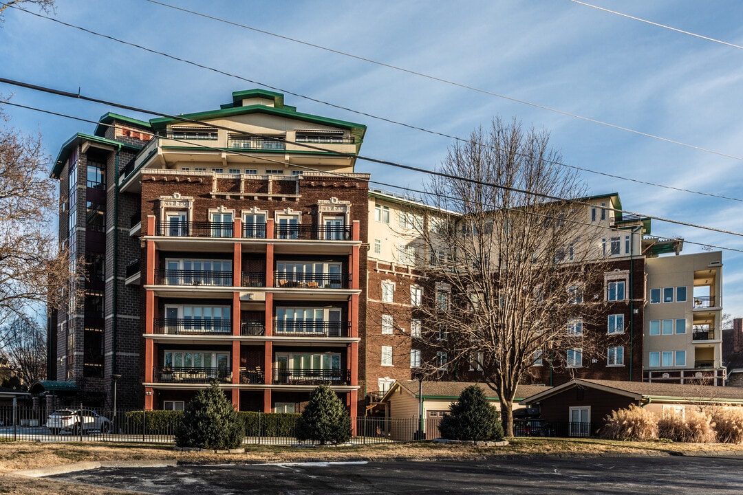 The Crestwood in Kansas City, MO - Foto de edificio
