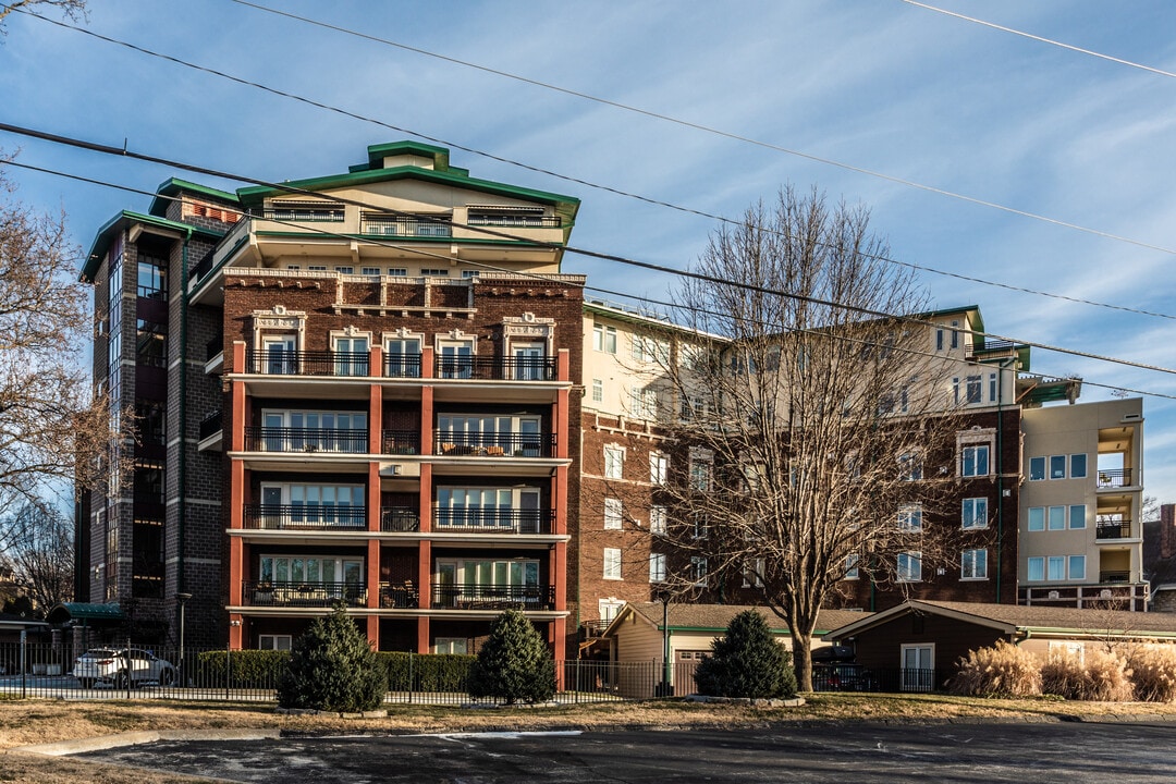 The Crestwood in Kansas City, MO - Building Photo