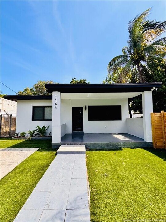 1144 NW 30th St in Miami, FL - Building Photo