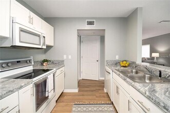 2032 Fluorshire Dr in Brandon, FL - Foto de edificio - Building Photo