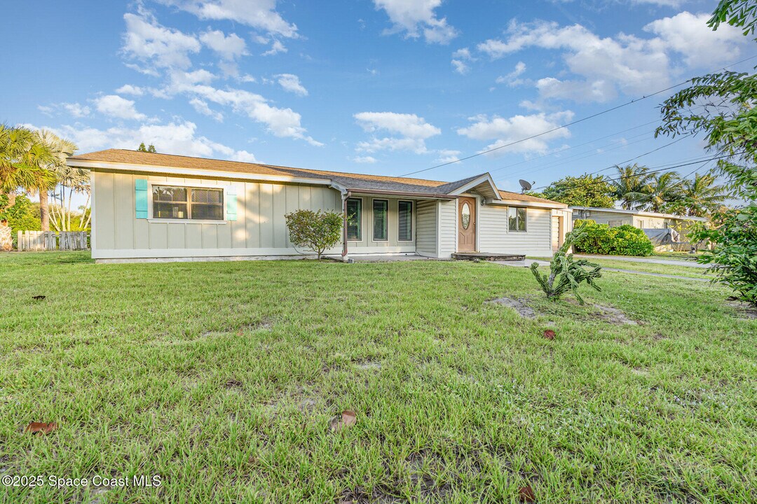 2155 Palm Ave in Indialantic, FL - Building Photo