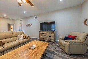 1212 N Main St in Elgin, TX - Building Photo